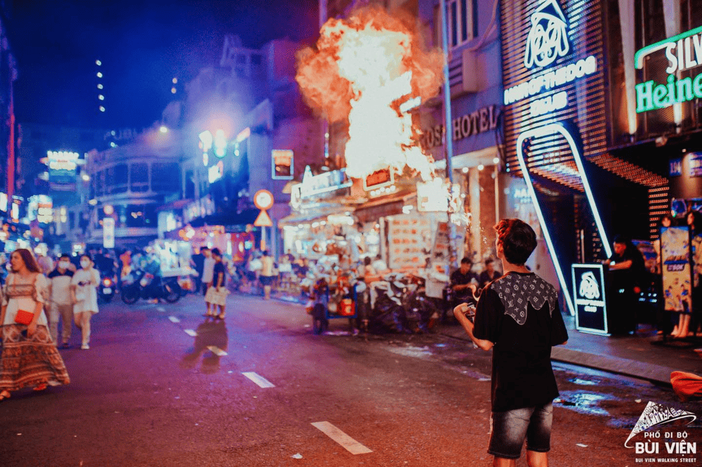 Experience the thrill of fire dancers street magicians turning Bui Vien into a stage of wonders (Source: Fanpage Phố đi bộ Bùi Viện - Bui Vien Walking Street)
